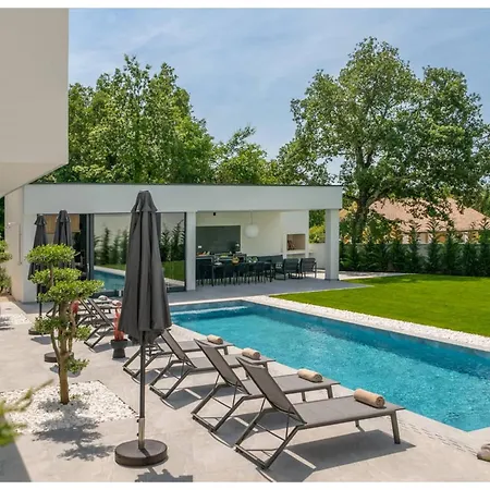 Boem Retreat - Timeless Elegance Just Steps From The Mediterranean